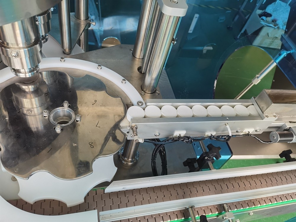 Automatische Flaschen-mit einer Kappe bedeckende Maschinen-Drehplastikart hohe Geschwindigkeit des Öl-8000BPH