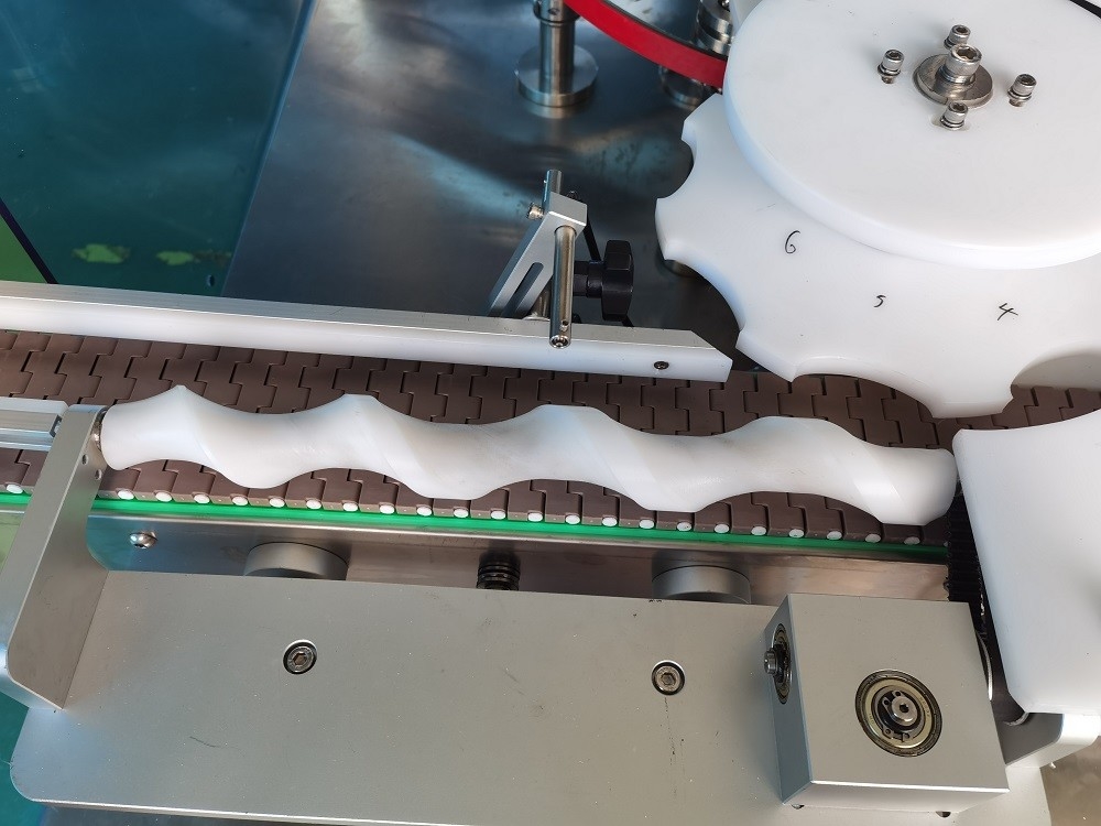 8 Kopf-elektrische Flaschen-mit einer Kappe bedeckende Maschinen-Hochgeschwindigkeitsdrehart für Flip Caps