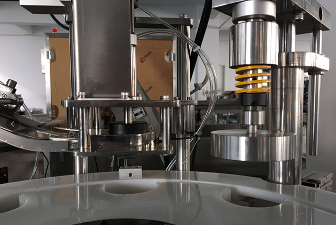 Automatische Drehart automatische Glasflaschen-Dichtung und mit einer Kappe bedeckende Maschine 2000bph