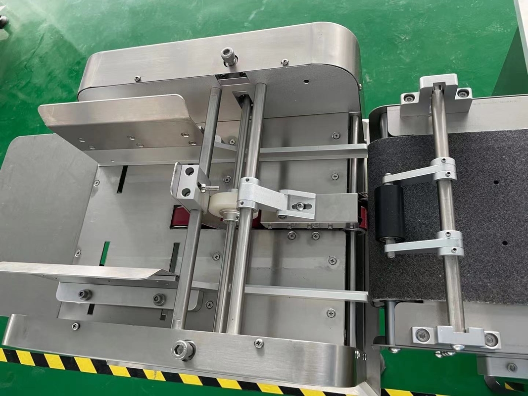 Automatische Papier-Plastikbeutel-Kennzeichnungsmaschine für Flaschen mit einfacher Wartungsgenauigkeit 1000-3000 BPH