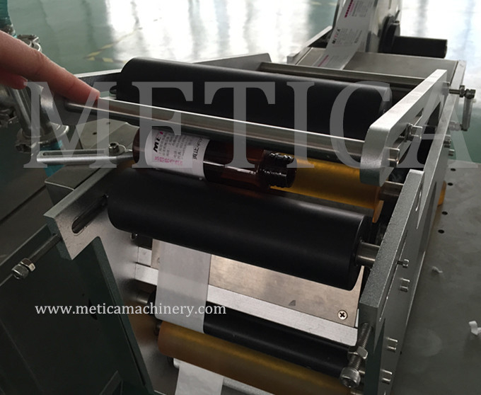 Halbautomatische kostengünstige Flaschen-Kennzeichnungsmaschine Papier-Kunststoff-Metallkennzeichnung Typ 500-1000 BPH Kapazität