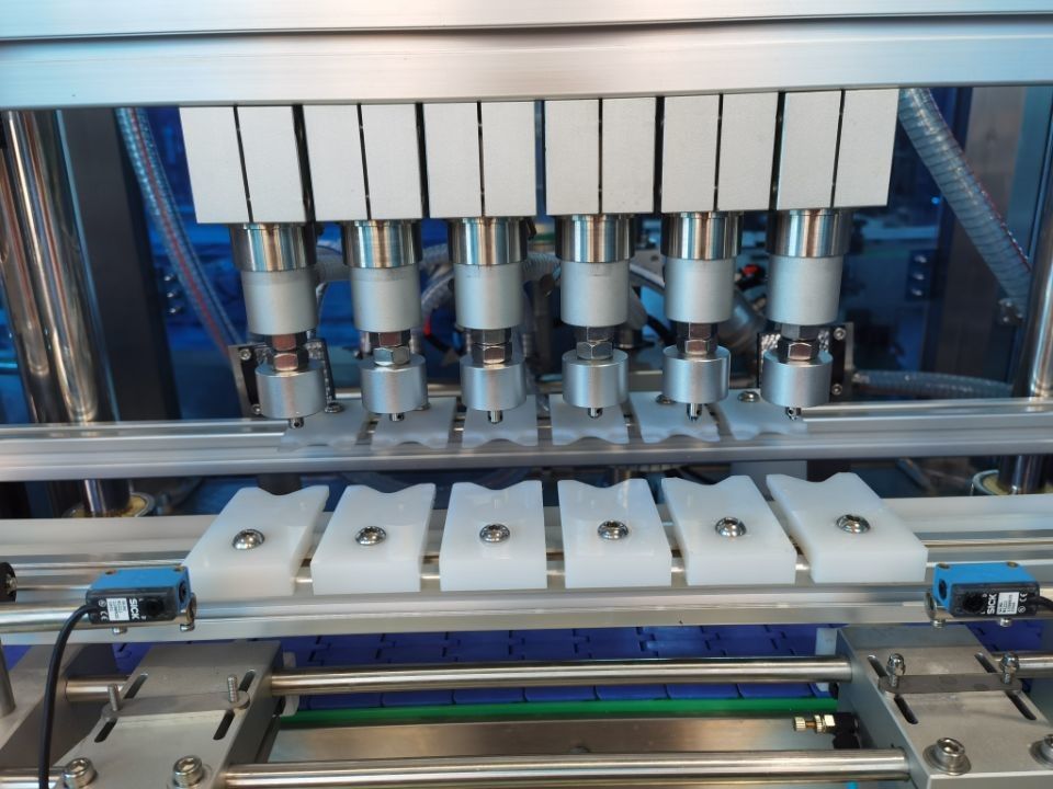 Parfümflaschen-Vakuum-Überlauf-Abfüllmaschine 1500-2500 BPH Multi-Düsen-Typ