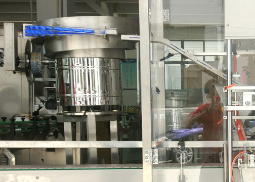 Lineare Art Schrauben-Flaschen-mit einer Kappe bedeckende Maschine 600BPH mit Touch Screen